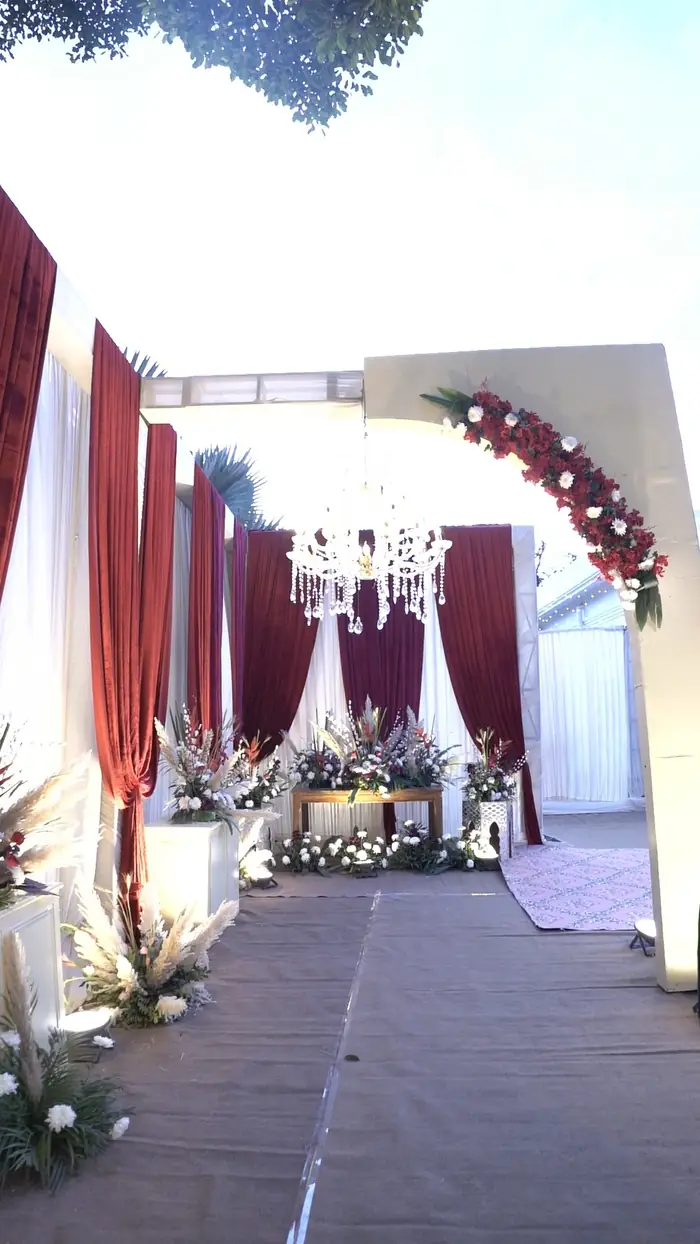 Chandelier and floral stage décor by Perfecplan